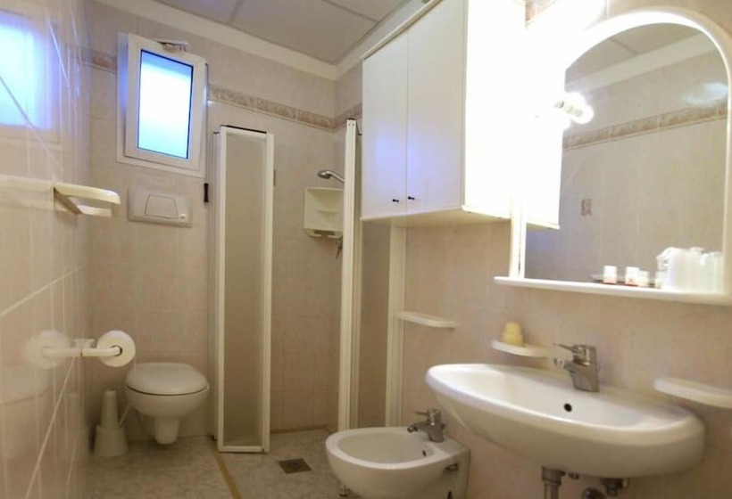 חדר סטנדרט לשלושה, Ragno