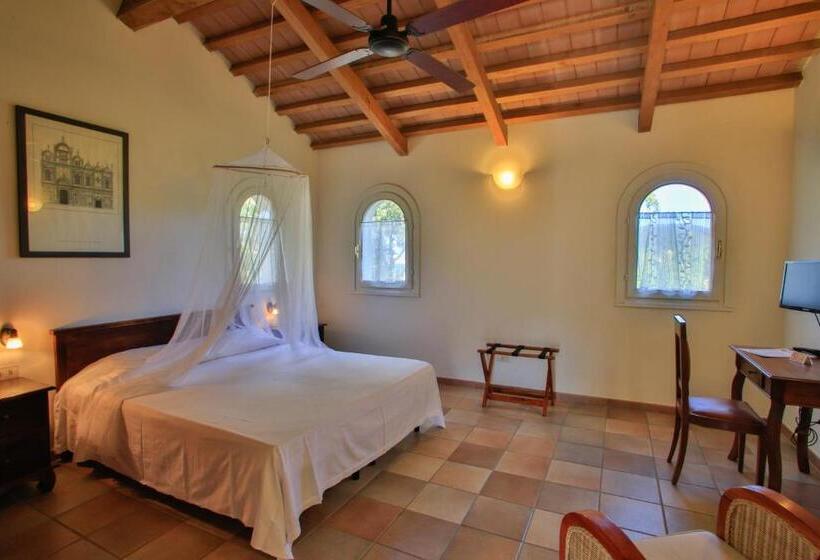 غرفة سوبيريور ثلاثية مطلّة علي البحر, Santo Stefano