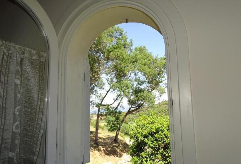 غرفة سوبيريور ثلاثية مطلّة علي البحر, Santo Stefano