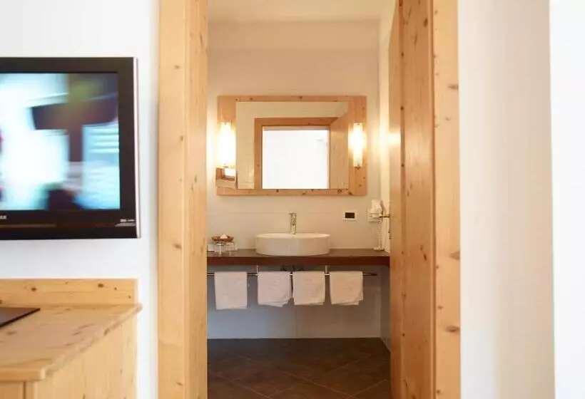 2 Bedroom Suite with Balcony, Tiefenbrunn Gardensuites & Breakfast