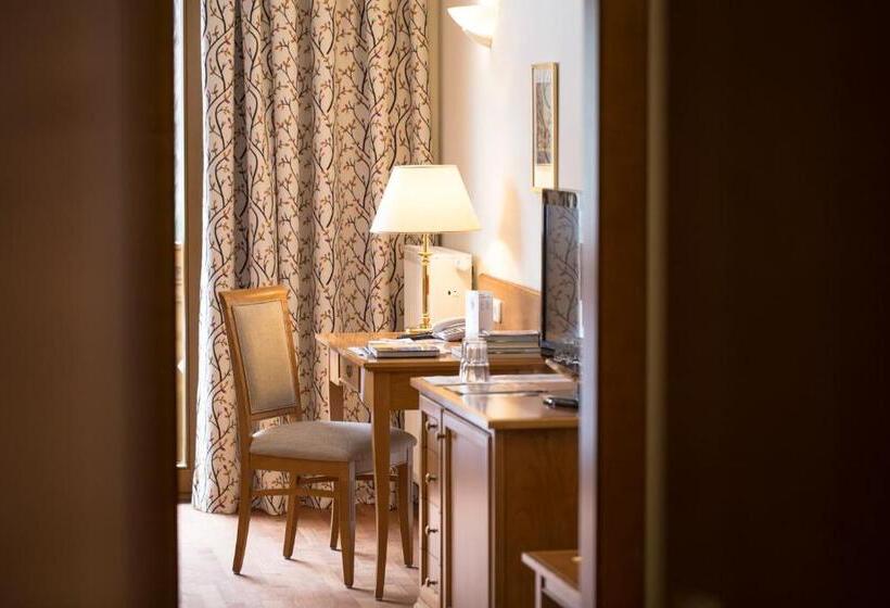 Superior room with lake view, Parkhotel Tristachersee