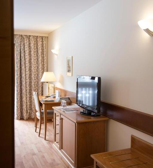 Superior room with lake view, Parkhotel Tristachersee
