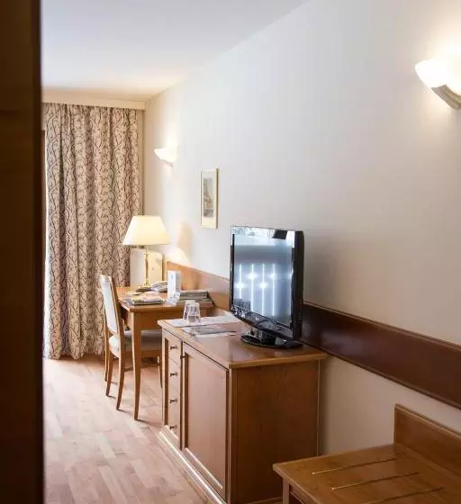 Superior room with lake view, Parkhotel Tristachersee