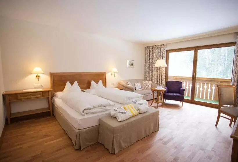 Superior room with lake view, Parkhotel Tristachersee