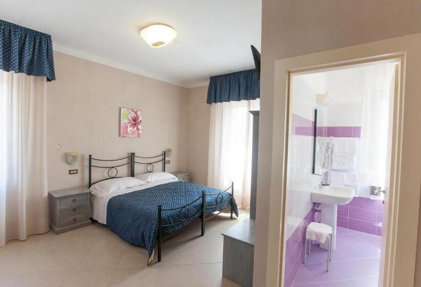 컴포트 트리플 룸, Villa Hotel Del Sole