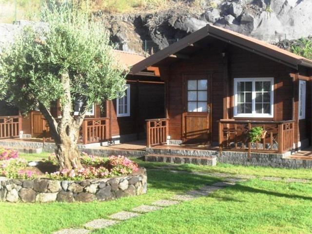 标准三人间, Etna Hut