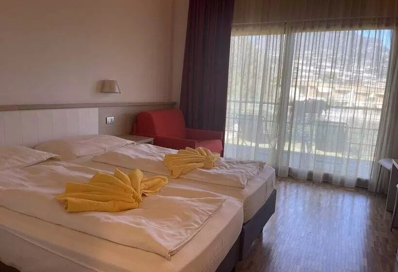 اتاق سوپریور با بالکن, Garda Sporting Club