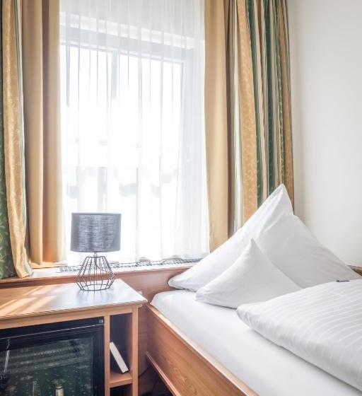 高级单人间, Gasthof Höttl