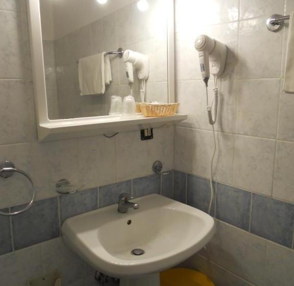 غرفة قياسية ثلاثية, Salus