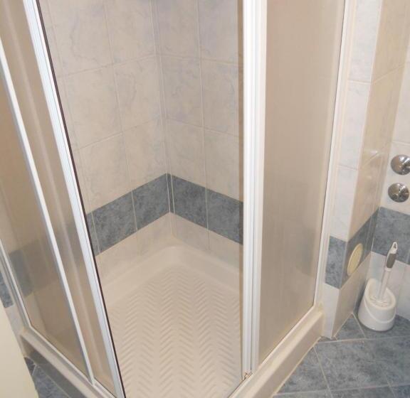 غرفة قياسية ثلاثية, Salus