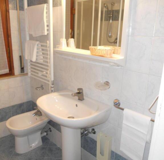 غرفة قياسية ثلاثية, Salus