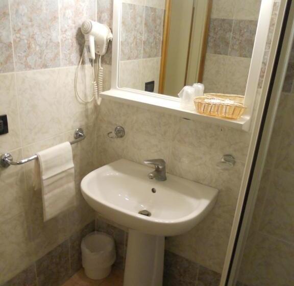 غرفة قياسية ثلاثية, Salus