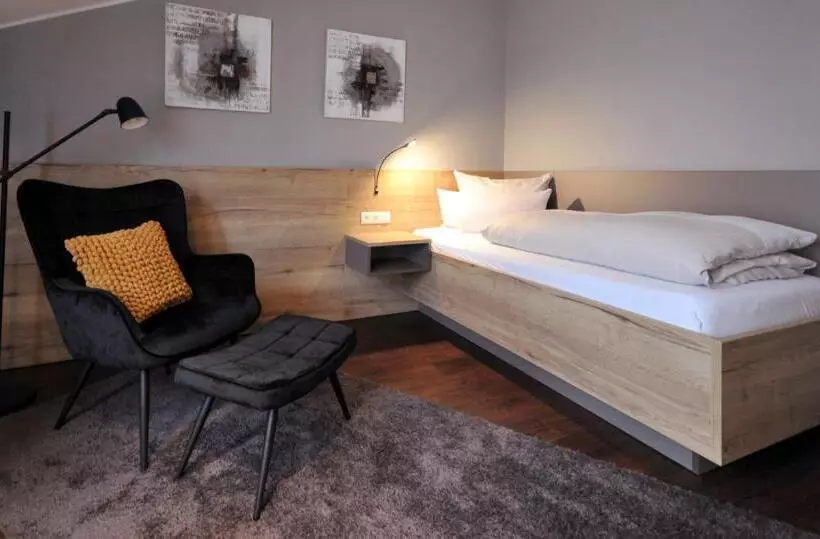 Standard Single Room, Am Berghang