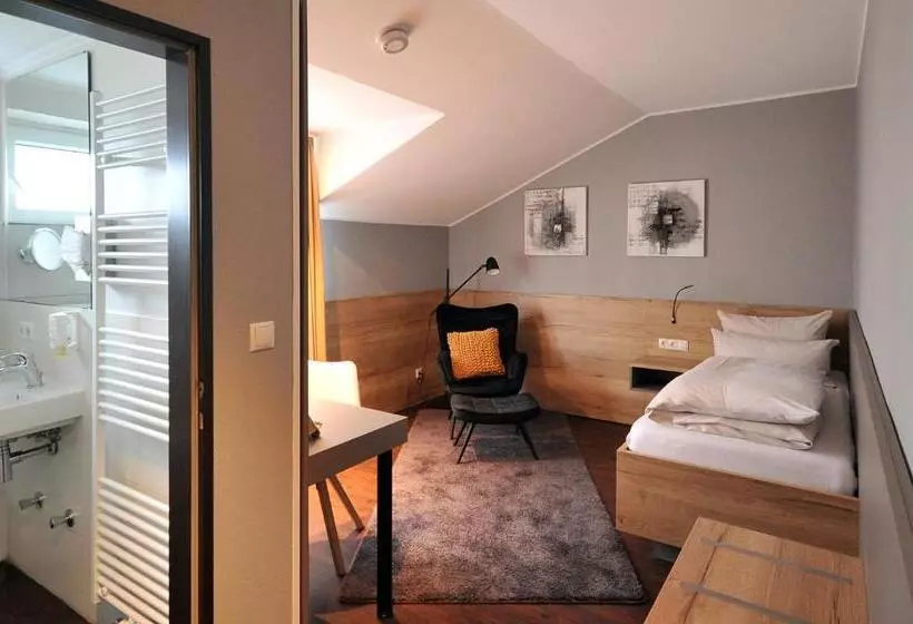Standard Single Room, Am Berghang