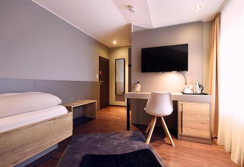 标准单人间, Am Berghang