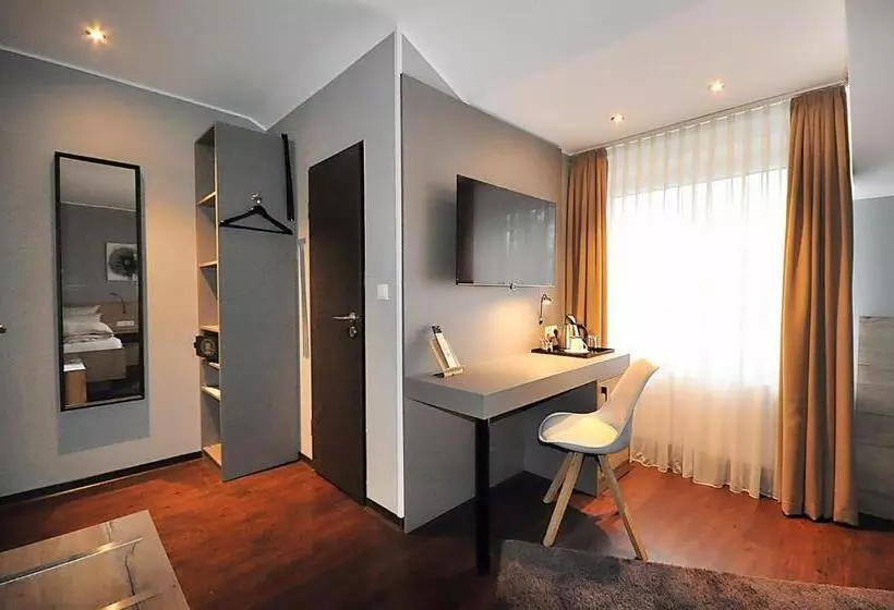 Standard Single Room, Am Berghang