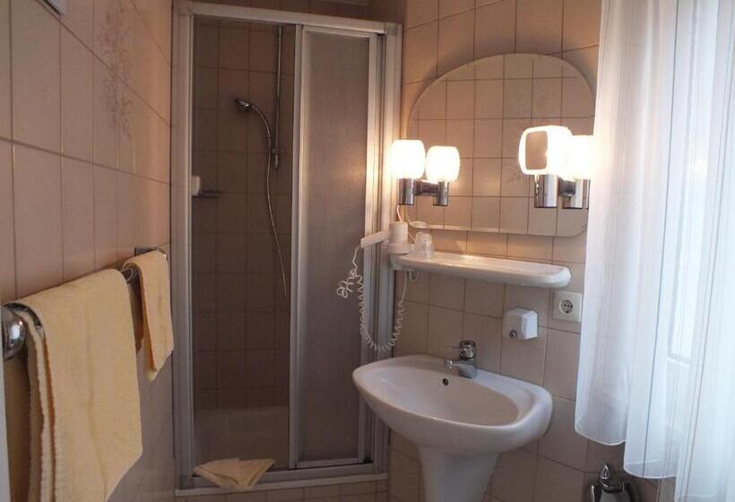 Standard Yhden Hengen Huone, König Humbert