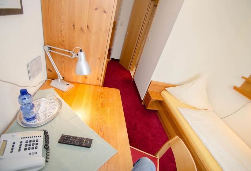 Standard Yhden Hengen Huone, König Humbert