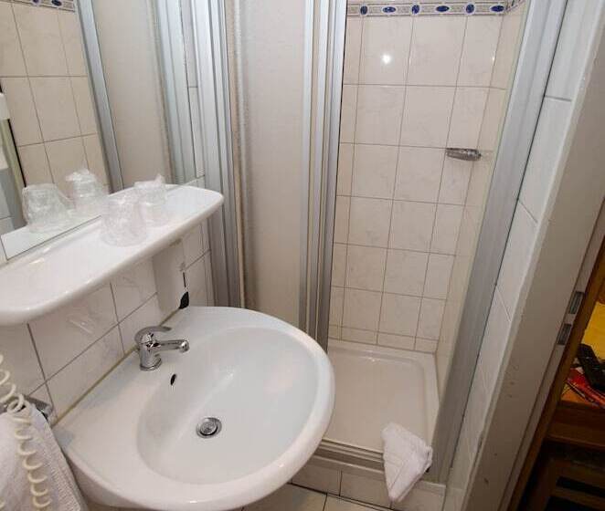 Standard Yhden Hengen Huone, König Humbert