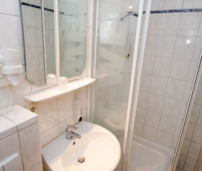 Standard Yhden Hengen Huone, König Humbert