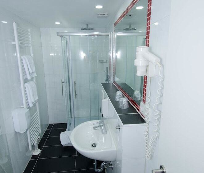 Standard Yhden Hengen Huone, König Humbert