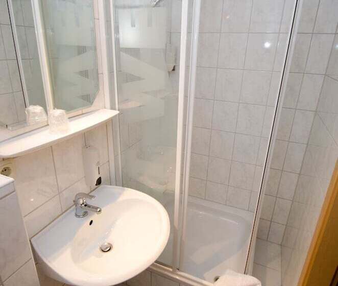 Standard Yhden Hengen Huone, König Humbert