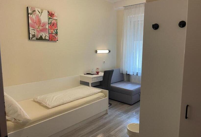 Standard Yhden Hengen Huone, König Humbert