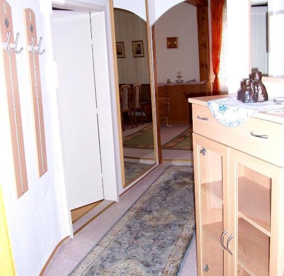 شقة غرفة واحدة, Krone