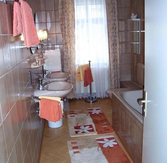 شقة غرفة واحدة, Krone