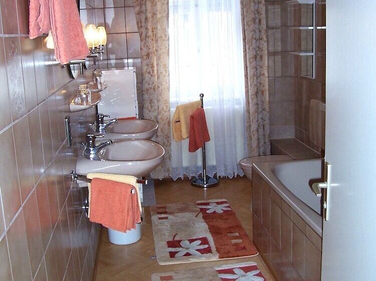 شقة غرفة واحدة, Krone