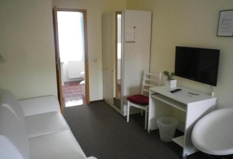 غرفة قياسية ثلاثية, An Der Kapelle