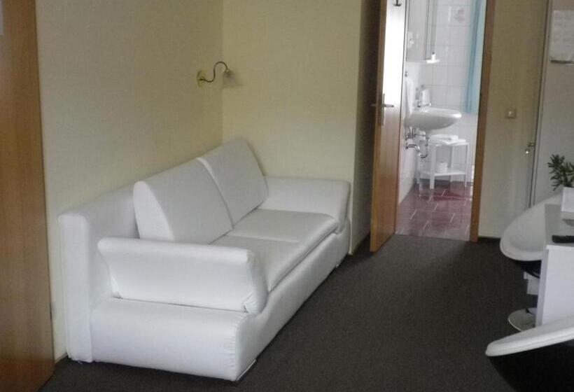 스탠다드 트리플 룸, An Der Kapelle