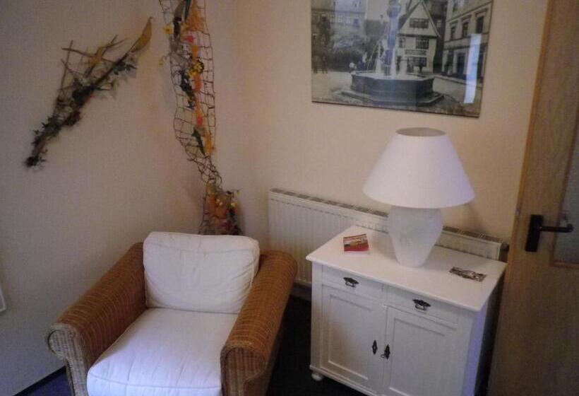 غرفة قياسية ثلاثية, An Der Kapelle