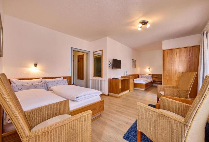 חדר סטנדרט לשלושה, Antonia