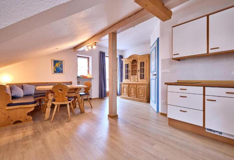 דירת חדר, Antonia