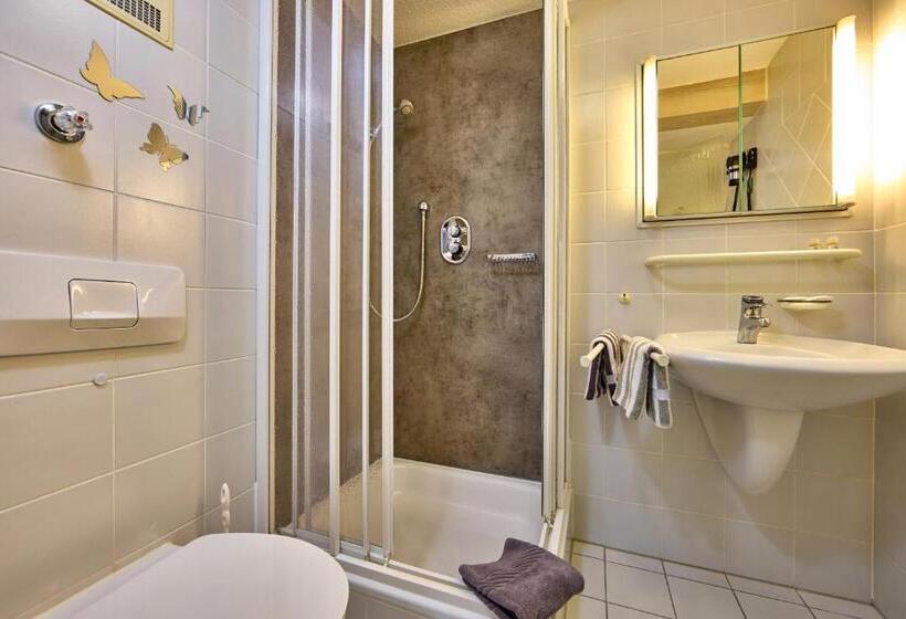 דירת חדר, Antonia