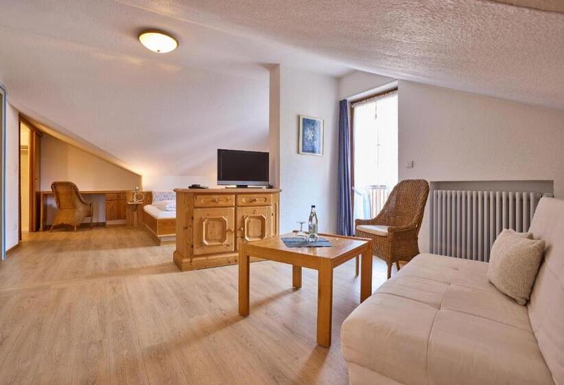 דירת חדר, Antonia