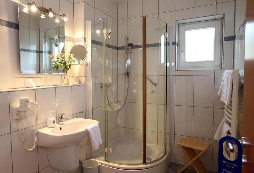 Habitació Estàndard, Lindemann