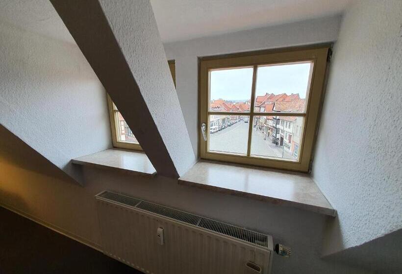 شقة غرفة واحدة, Zur Goldenen Sonne