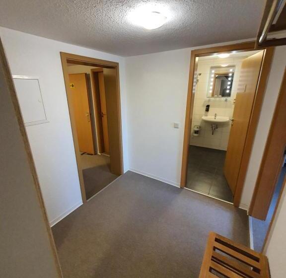 침실 1개 아파트, Zur Goldenen Sonne