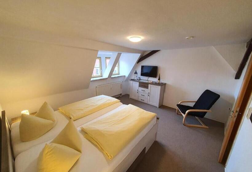 침실 1개 아파트, Zur Goldenen Sonne