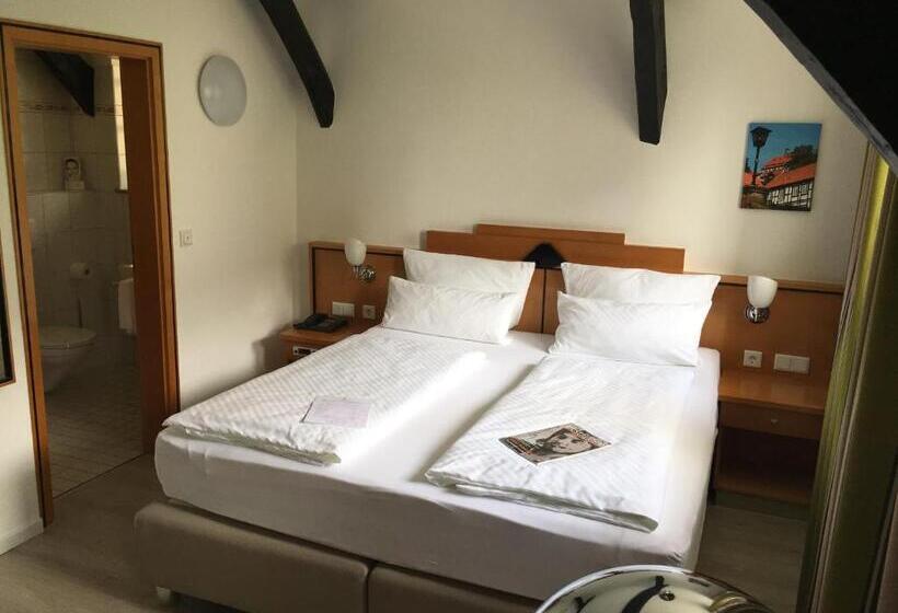 スタンダードルーム, Alt Warburg