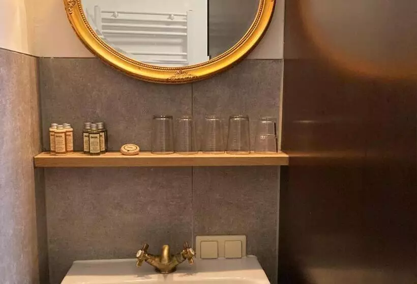 Camera Familiare, Lux