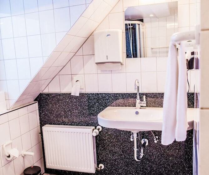 اتاق استاندارد یک تخته با سرویس بهداشتی مشترک, Martinihof