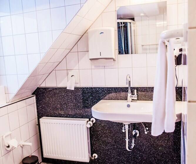 اتاق استاندارد یک تخته با سرویس بهداشتی مشترک, Martinihof