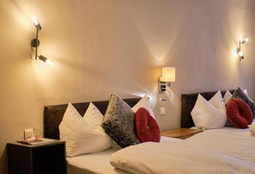 Quarto Familiar, Roter Hahn