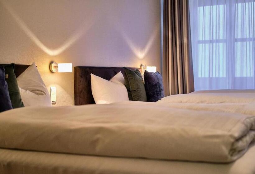 Quarto Familiar, Roter Hahn