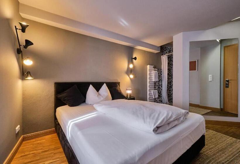 Quarto standart individual, Roter Hahn