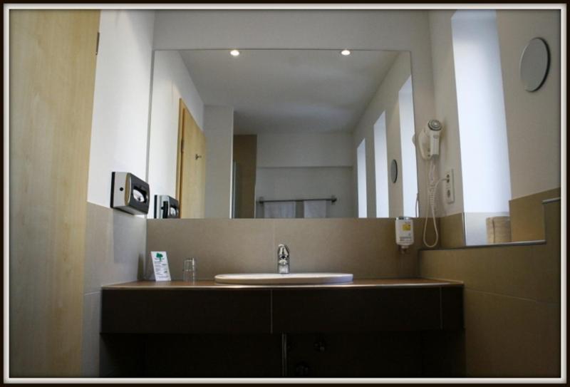 标准单人间, Sonderfeld