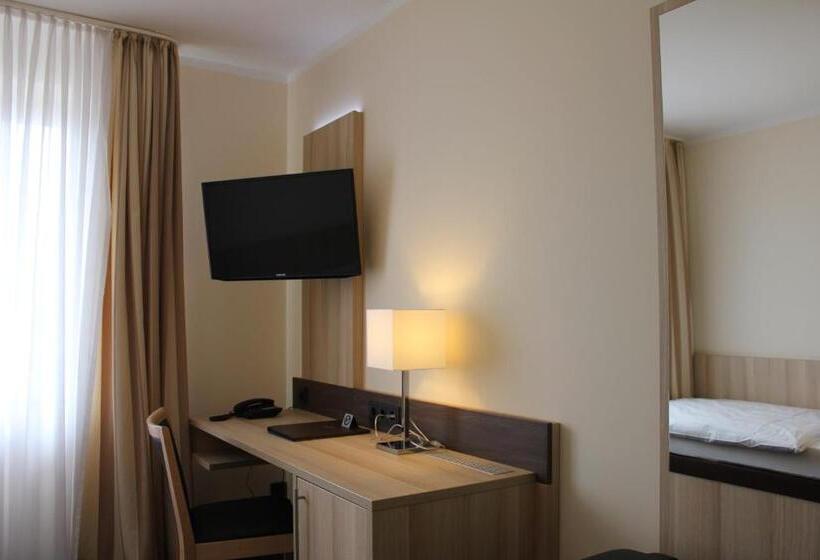 标准单人间, Sonderfeld